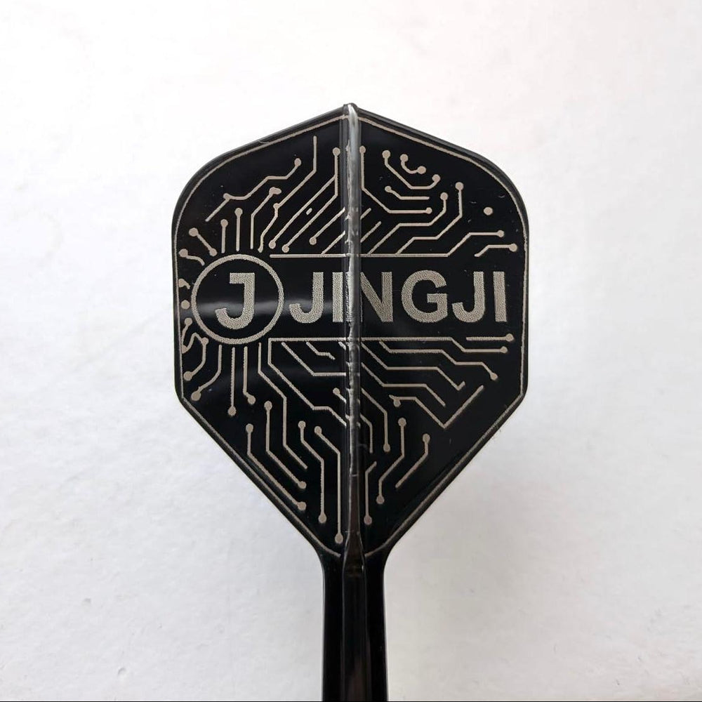 Schwarze personalisierte K-Flex Dart Flights mit lasergraviertem Wunschmotiv